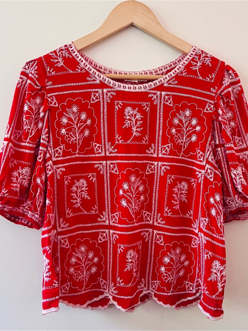 Solitaire Red Embroidered Short Sleeve Blouse Women’s Small EUC